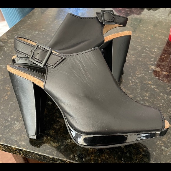 Kenneth Cole Reaction Chip Shape Heels - Picture 2 of 4